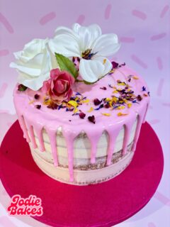 Rhubarb and Ginger, delish and all vegan 🌱 

Always hand made, no pre mixes, made with love 🩷 

#jodiebakes #bespokecakesleeds #childrenscakes #lambethcakes #leedsbaker #cakesofinstagram #weddingcakes #brownieboxes #orderonline #postalbakes #brownies #blondies #cakesleeds #browniesbypost #bespokecakes #bestcakesleeds

  🌐 Order online jodiebakes.co.uk 💌 hello@jodiebakes.co.uk