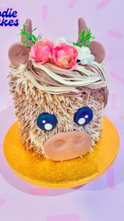 Hello highland 🐮 

Decorate with me! 💕🐄🫶🏻

Always hand made, no pre mixes, made with love 🩷  #jodiebakes #bespokecakesleeds #childrenscakes #lambethcakes #leedsbaker #cakesofinstagram #weddingcakes #brownieboxes #orderonline #postalbakes #brownies #blondies #cakesleeds #browniesbypost #bespokecakes #bestcakesleeds  🌐 Order online jodiebakes.co.uk 💌 hello@jodiebakes.co.uk